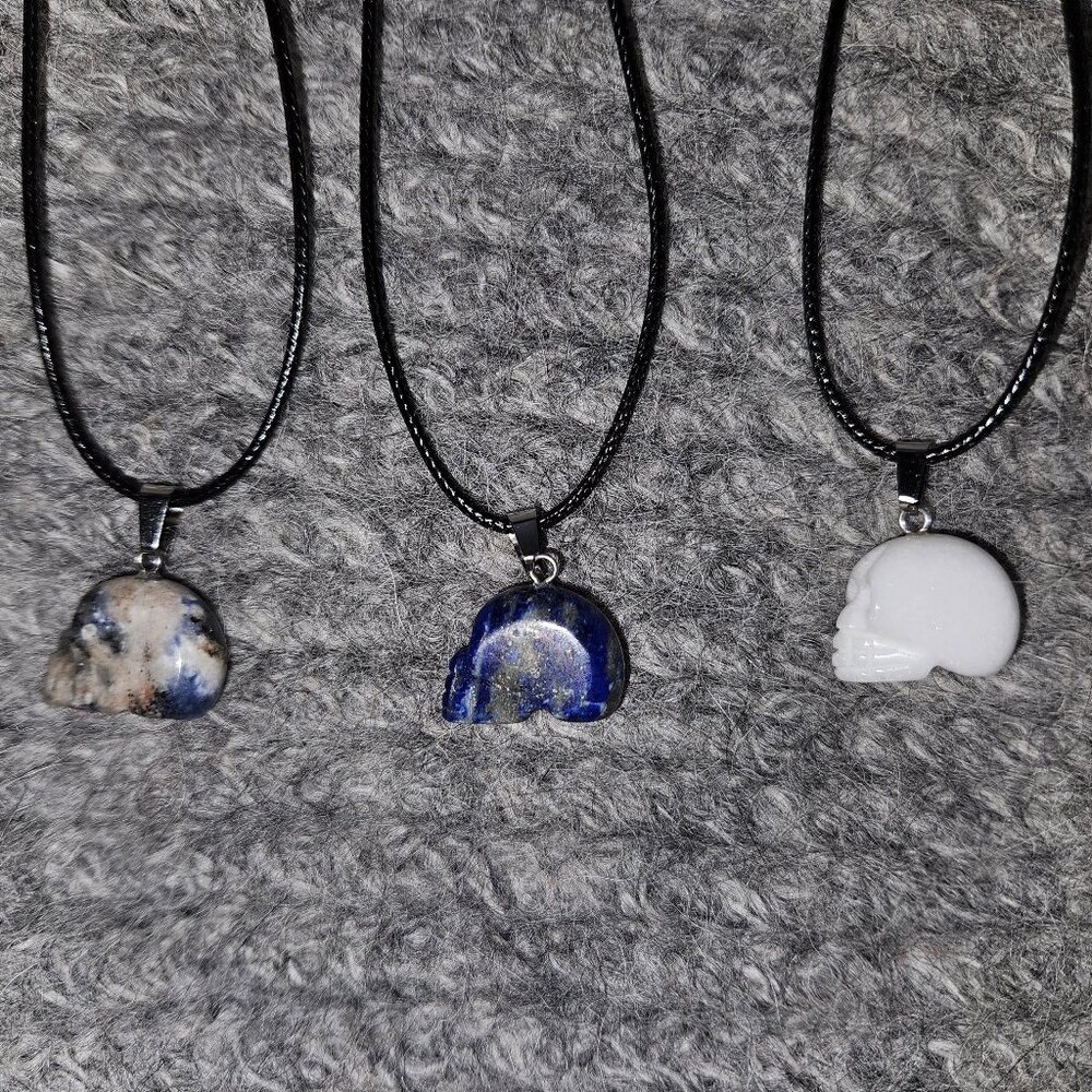 1 skull gemstone/crystal pendant, lapis lazuli, white quartzite, black cord, new